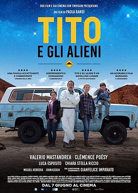 导演佩德罗·阿莫多瓦（Pedro Almodóvar）携主创现身，女主角艾玛·苏雷兹（Emma Suárez）白裙优雅，茵玛·奎斯塔（Inma Cuesta）礼服别致，卡罗琳娜拖地华服大气 《平行母亲》纽约电影节首映 蒂尔达助阵阿莫多瓦 2021-10-09 当地时间10月8日，电影《平行母亲》（Parallel Mothers）在第59届纽约电影节举行首映。