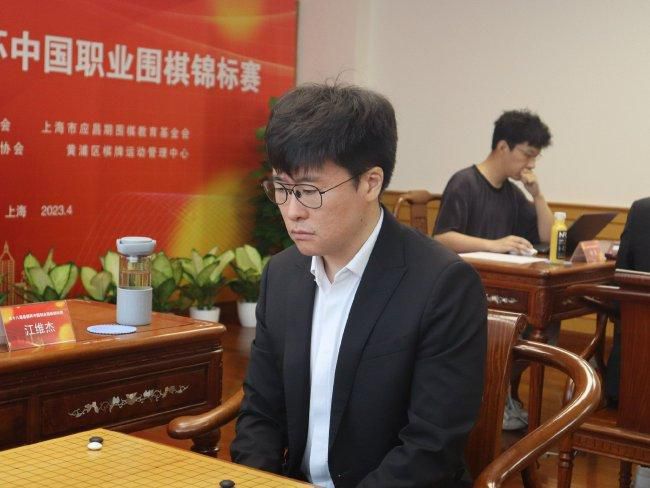 发布会现场，李玉刚摘掉一直佩戴的眼镜，造型新潮，俨然“变身”成功。
