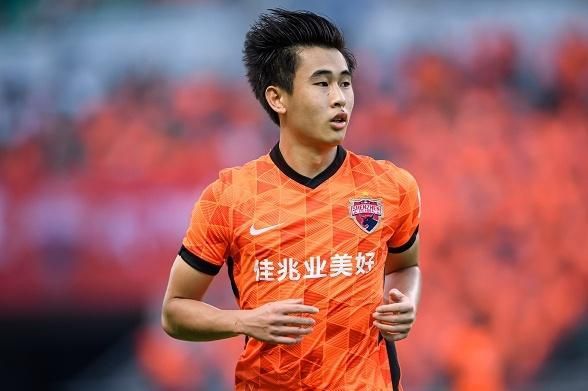 王子异、黄征等携手奥运火炬手爬雪峰 2021-05-08 5月7日，“搜狐新闻雪山行”启动仪式在京举办，张朝阳将携王子异、黄征、李慧珍、周韦彤、任重等明星艺人，与珠峰奥运火炬手、国家登山队队员黄春贵，以及神秘嘉宾组成搜狐登山队，于5月底攀登海拔5254.5 《新蝙蝠侠》发布特辑 蝙蝠侠手持火炬解救众人 2024-04-29 4月28日是美国超级英雄日。