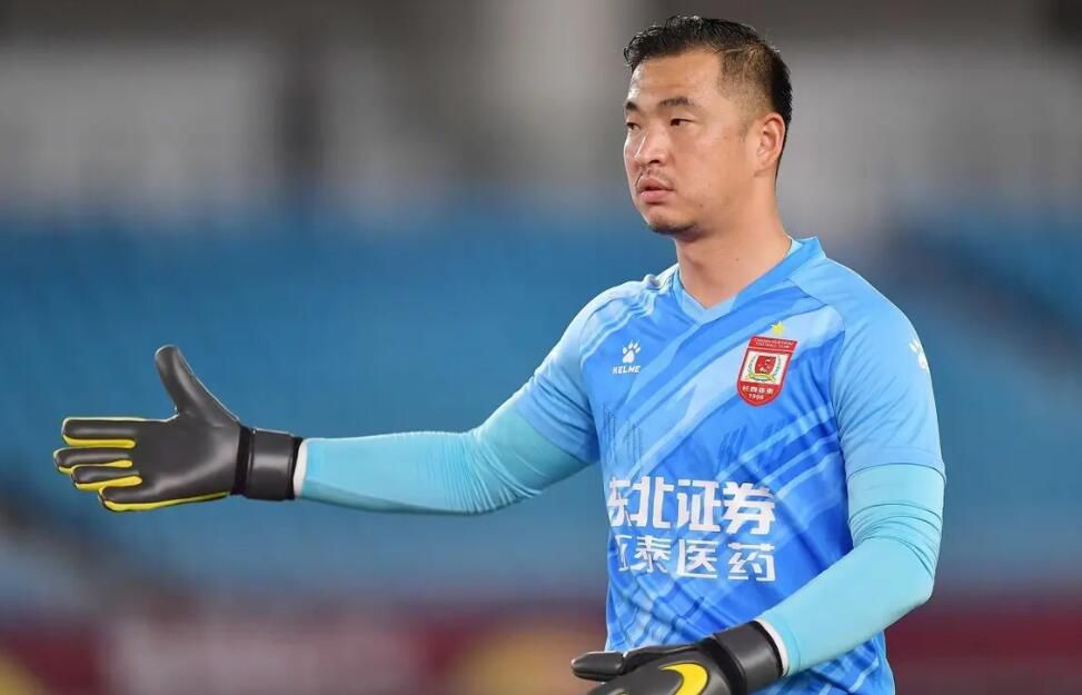 主演新剧《肯尼迪》聚焦著名政治家族 2 堪比时装周!