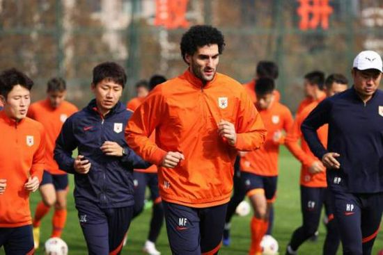 这种“翻筋斗”式的台词设计，与《让子弹飞》中周润发、姜文、葛优喝酒时的对话如出一辙，像“踢球”一样来回传递，充满韵律感与戏剧张力。