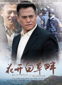 耿乐饰演的中年专职摄影师赵敬初与刘威葳扮演女强人丁雪莉本为恩 《双人床条约》剧照曝光 刘威葳、耿乐翩翩起舞 2011-09-02 电影《双人床条约》日前公布剧照，据悉由才女刘威葳和型男耿乐联袂主演的电影《双人床条约》正在紧张拍摄中，这是一出另类喜剧，拍摄手法魔幻。